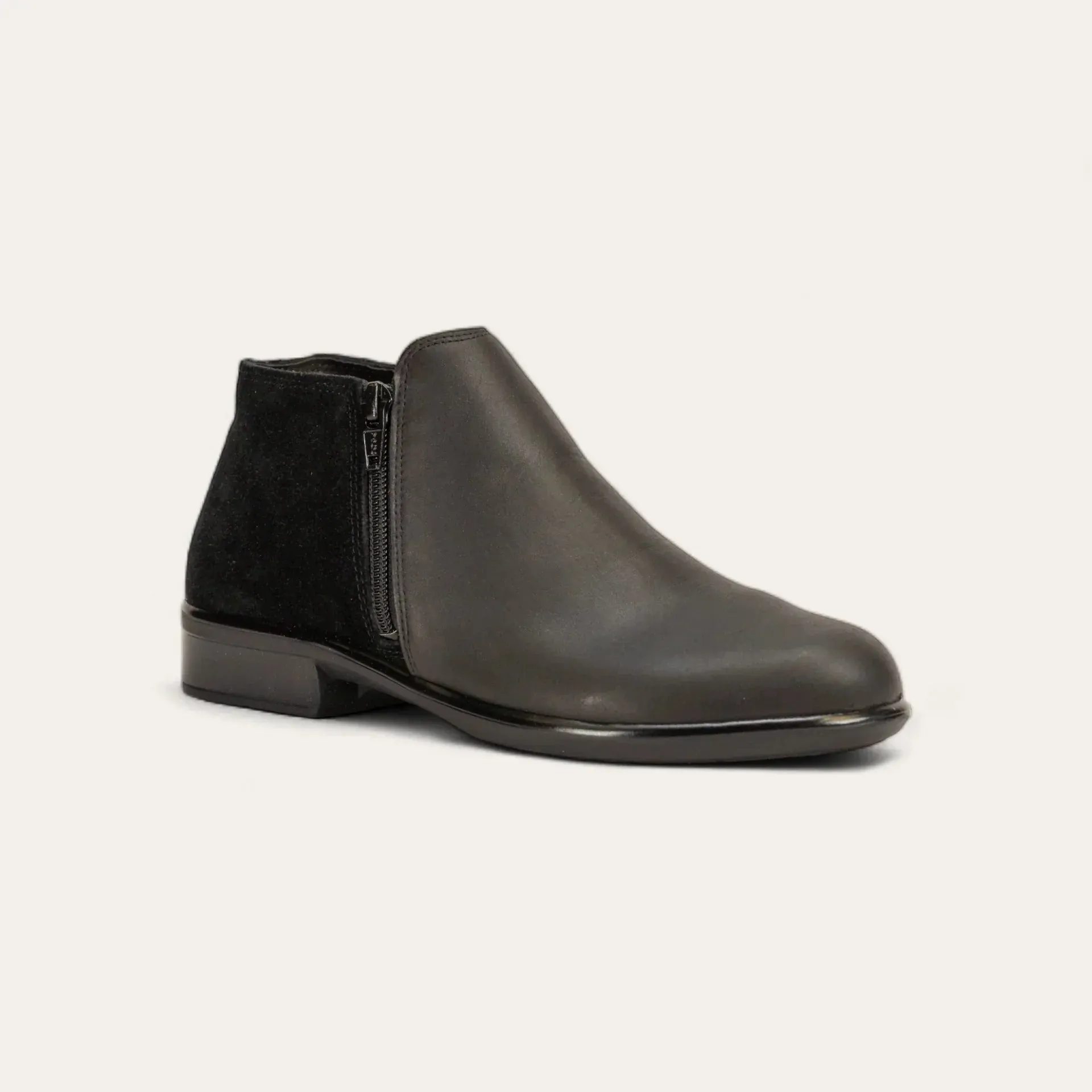 NAOT - HELM - SIZE 36 - BLACK/GREY